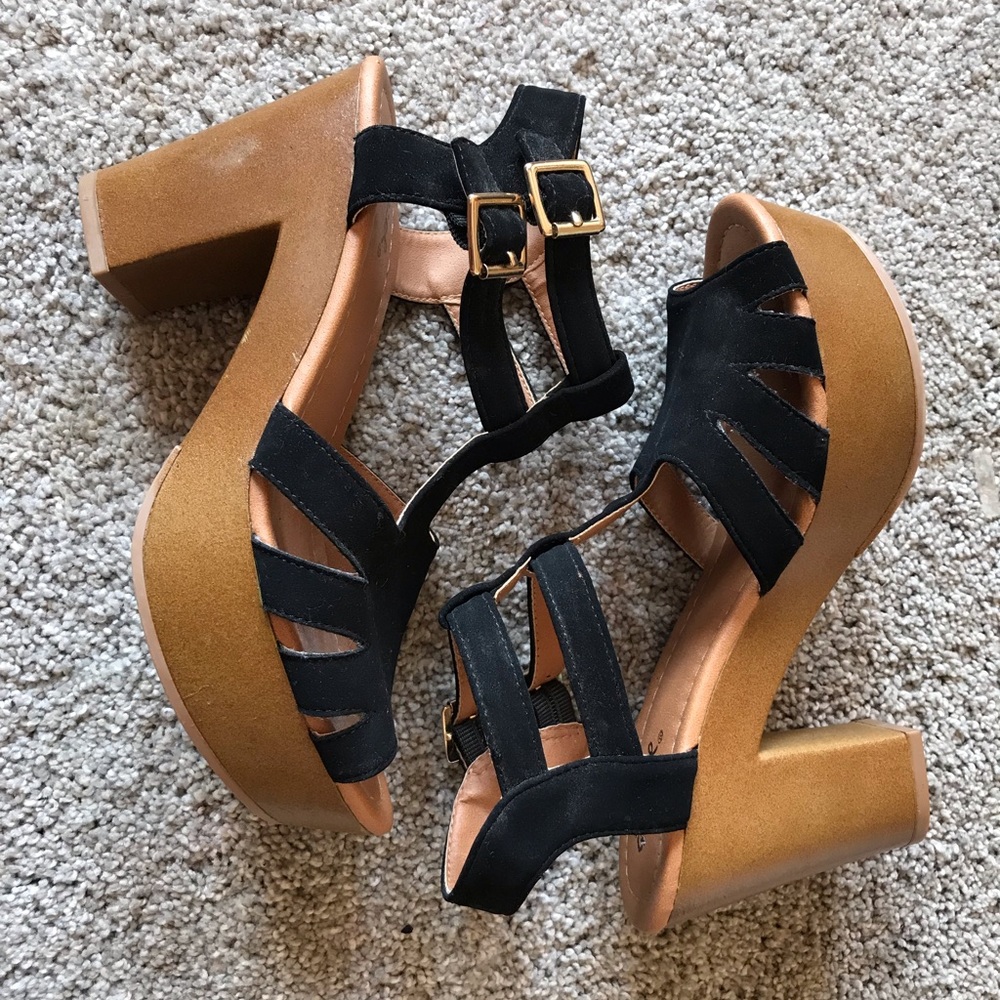 Black sandal with heel